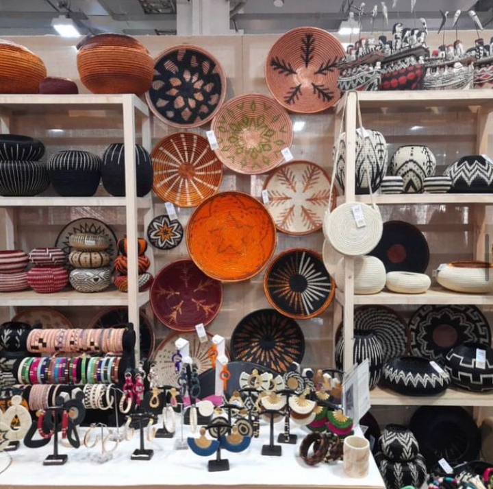 La palma de Werregue con la que realizan las artesanías es traída directamente desde el Chocó, esto hace que el precio de los productos se incremente, puesto que deben cubrir los gastos del viaje.