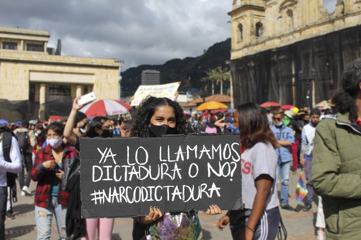 Este 21 de octubre de 2020, diversas personas se manifestaron en la Plaza de Bol&iacute;var, en el centro de Bogot&aacute;.