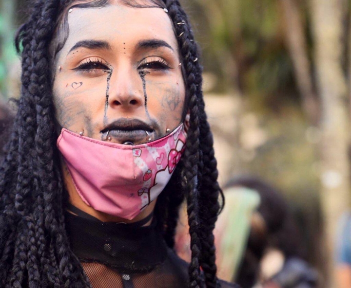 Mujer transg&eacute;nero protestando en el #YoMarchoTrans (Bogot&aacute;, 2020)