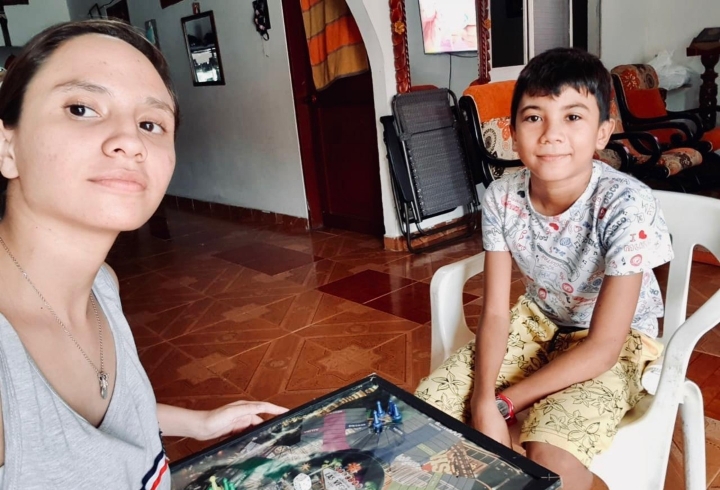 Mar&iacute;a Jos&eacute; pasando el tiempo con su hermano menor.