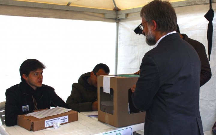 Antanas Mokus acerc&aacute;ndose a su puesto de votaci&oacute;n en la Hemeroteca de la Universidad Nacional