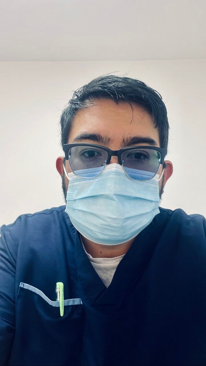 El m&eacute;dico &Aacute;ndres Villab&oacute;n cuidandose del Covid-19