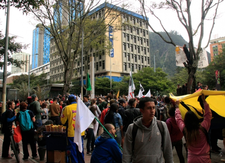 Manifestantes de varias universidades de la ciudad frente al Icetex. Foto: Jessica Zapata