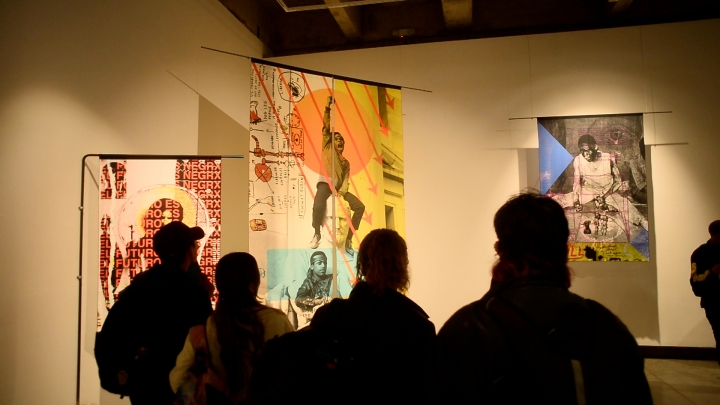 Sala de exposición "Aún por nombrar" con la curaduría de Paola Peña