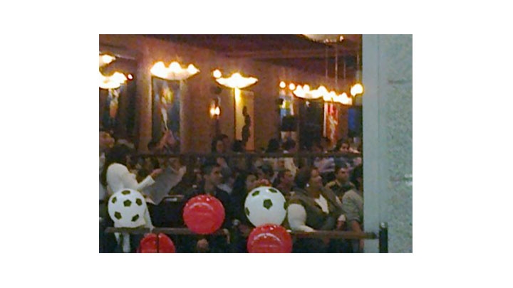 Aficionados esperando el gol en Gran Estaci&oacute;n.