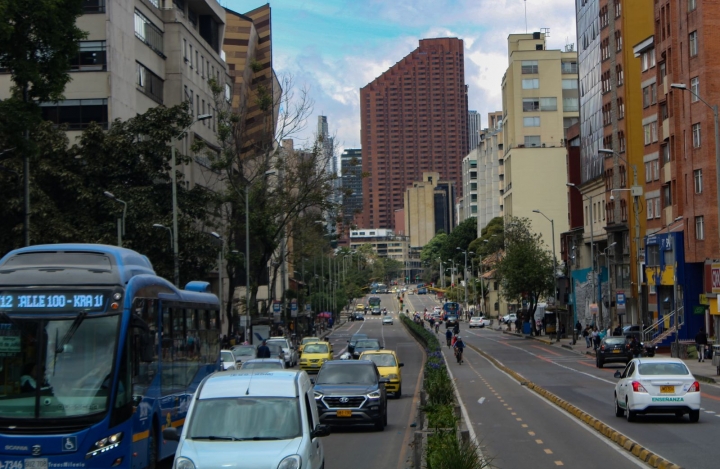 La carrera S&eacute;ptima con calle 42, al frente de la Universidad Javeriana. Tr&aacute;fico apacible en la ciudad de Bogot&aacute;.