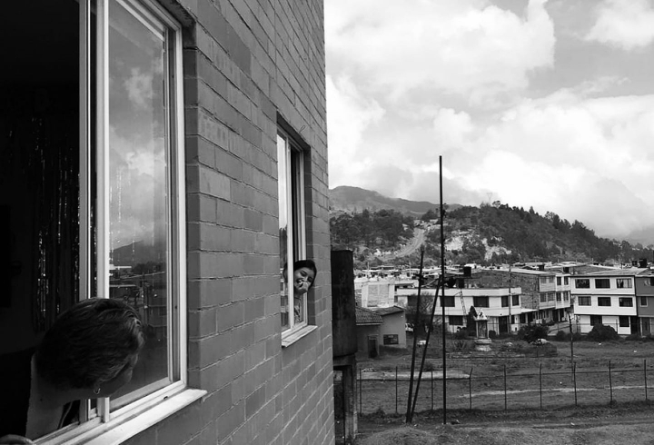 Conversaciones con limitaciones pero que no opacan la esperanza. En la imagen: Madre e hija comunic&aacute;ndose.