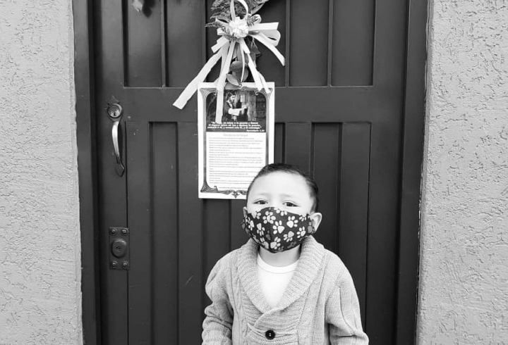 Ingenio y seguridad: formas de celebrar nuestras creencias. En la imagen: Mart&iacute;n celebrando la Semana Santa