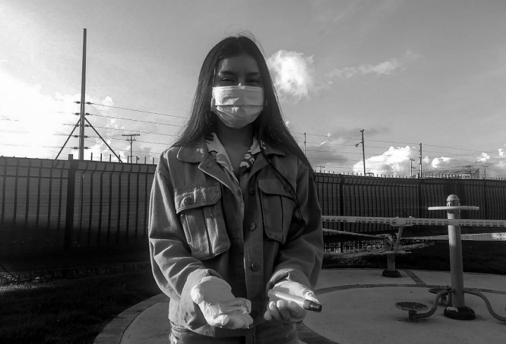 La necesidad de acostumbrarse. En la imagen: Sofia reemplazo a su celular y aud&iacute;fonos por tapabocas, alcohol y antibacterial cuando sale de su hogar.
