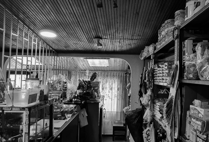 [Parte I] La iron&iacute;a tiene su punto de encuentro en lugares confinados. En la imagen: La tienda de Carlina y Luis Eduardo permanece cerrada a petici&oacute;n de sus hijos, pues la prevenci&oacute;n disminuye el riesgo.