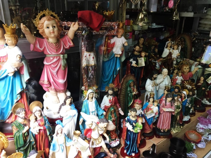 Las im&aacute;genes religiosas que comercializa Armando Vargas