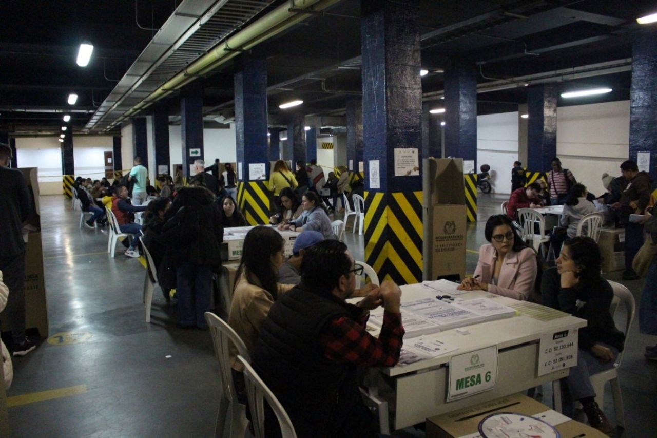 Espacio de votación en el edificio Murillo Toro|Carteleras con información de mesas de votación en los alrededores de la Plaza Bolívar|Por los pasillos|Diversidad en las elecciones en Bogotá|||