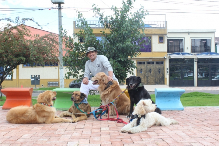 Luis Quintero es paseador y entrenador canino certificado según normativa técnica y protocolo del servicio- NIVEL AVANZADO por el SENA.