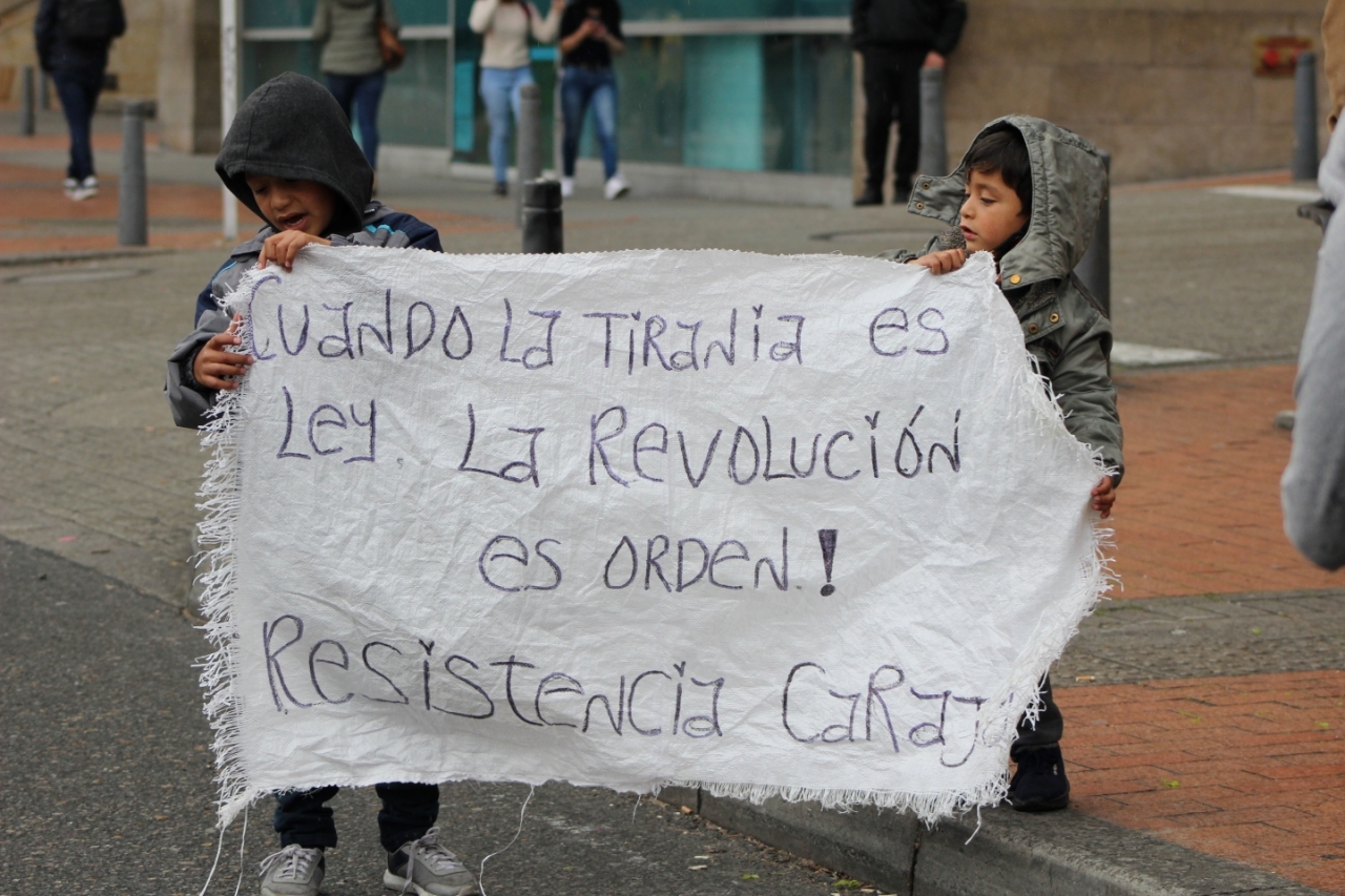 Niños uniéndose a la marcha||Estudiantes en el monumento de Jiménez de Quesada||Profesor de la U. Nacional en la marcha|Estudiantes de los Andes en la marcha|Representación en honor a quienes han perdido la vida|||||