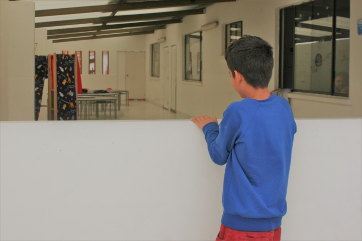 Albert Hern&aacute;ndez en un tour por las intalaciones de Centro Abrazar