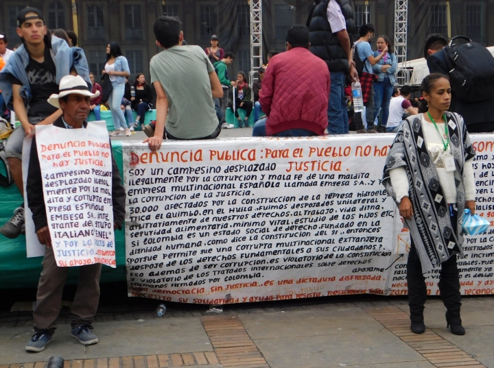 Corrupci&oacute;n, desplazamiento forzado, desempleo. Problemas que a&uacute;n aquejan a los colombianos. Algunos manifestantes exigieron el cumplimiento de sus derechos para llevar una vida digna.