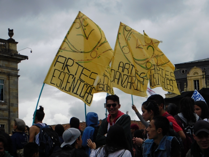 Los estudiantes de la Universidad Pedagógica Nacional protestando por un mayor financiamiento para su educación. Esta es una de las pocas universidades que tiene una facultad de artes en Bogotá.