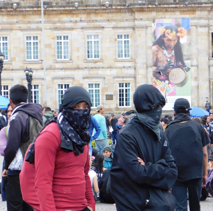 Con pañoletas para proteger sus rostros de los gases lacrimógenos. Así protestaron algunos asistentes al Paro Nacional.