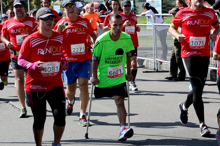 Luis Lozano, v&iacute;ctima de una mina antipersona en 2008, termina la carrera.