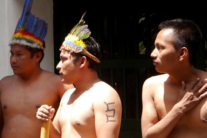 Tres hombre pertecientes al pueblo ind&iacute;gena Uitoto se preparan para hacer una  danza ritual, en conmemoraci&oacute;n del D&iacute;a Nacional de las Lenguas Nativas.