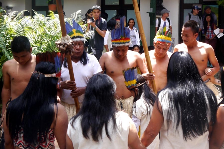 El chaman Uitoto  da inicio a la danza ritual a través de cantos sagrados.