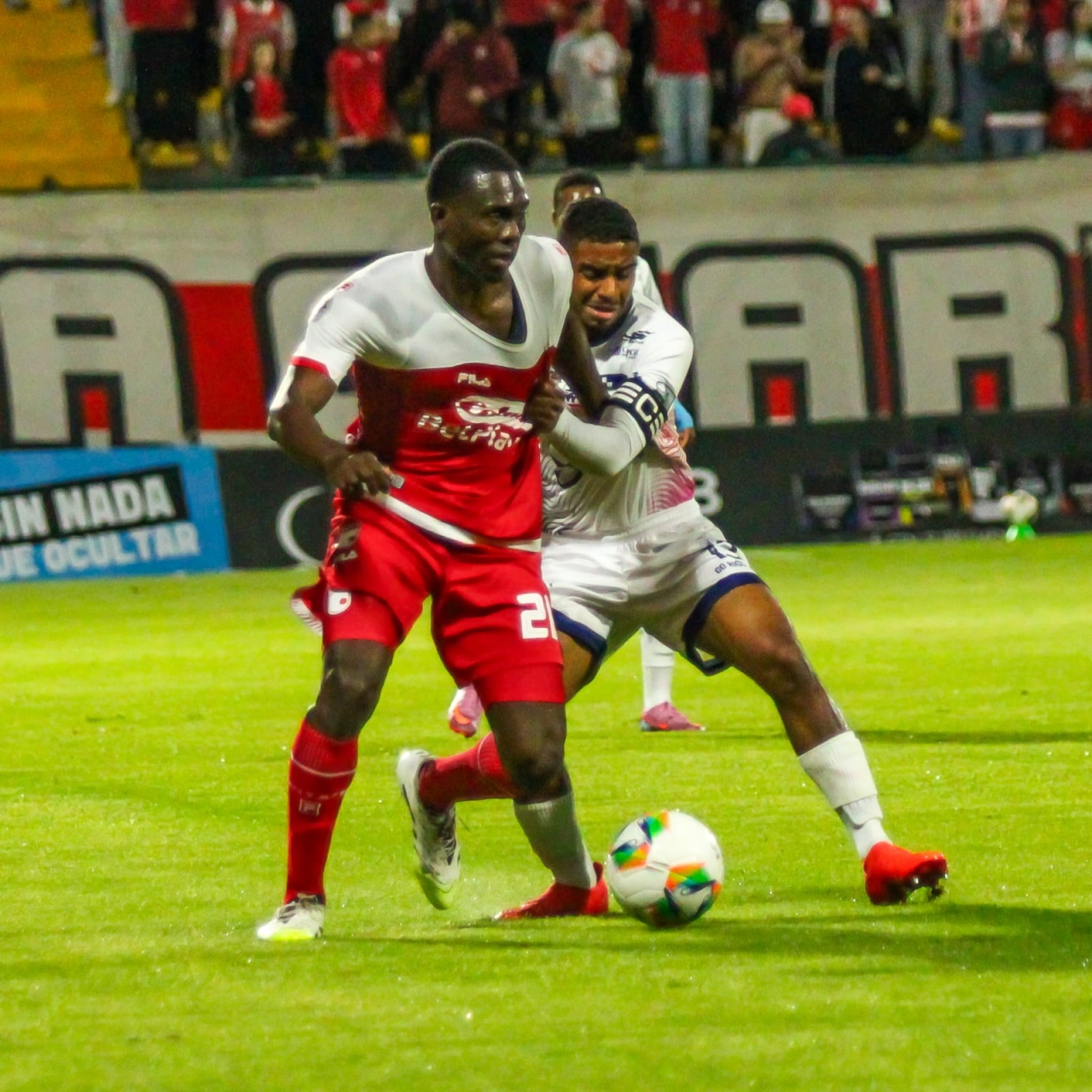 Fortaleza y Santa Fe se enfrentaron en el Metropolitano de Techo|Como todos los partidos del cuadrangular, fue un encuentro reñido y sin muchas diferencias|Celebración del primer gol de Fortaleza (Andrés Arroyo)|Hugo Rodallega fue la estrella Águila del partido|Fue un partido disputado|Fortaleza se fue encima en el segundo tiempo pero no le alcanzó|El jugador que más remató al arco fue Hugo Rodallega|El primer Gol de Santa Fe fue en propia puerta de Emilio Aristizábal|Hugo Rodallega convirtió el penal en gol|Hugo Rodallega Capitán del equipo|||