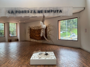 Obra de la exposición Rosemberg Sandoval: Performer (1980-2023). La pobreza me emputa (2022)|||