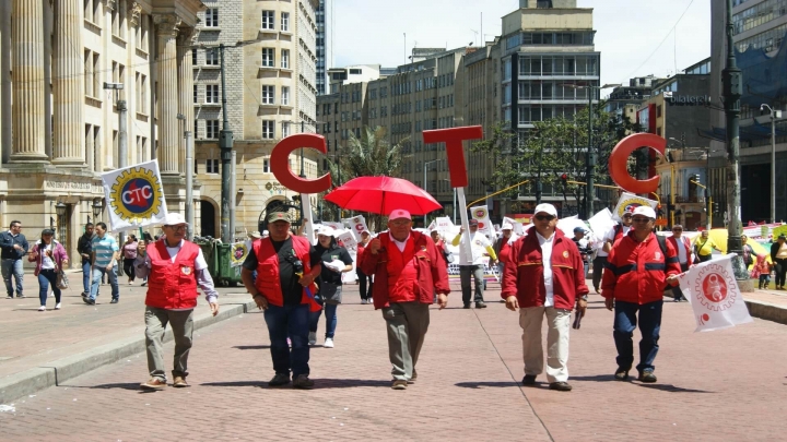 Miembros de la Confederación de Trabajadores de Colombia marchan