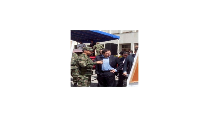 Gustavo Petro en la entrega de veh&iacute;culos al ej&eacute;rcito