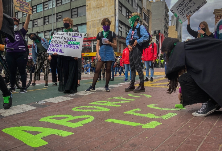 Mujer del colectivo 'Bloque Feminista Radical' pinta "Aborto Legal" en la intersención de la 19 con séptima