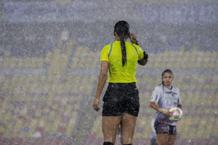 La lluvia no tard&oacute; en llegar apenas comenz&oacute; el juego