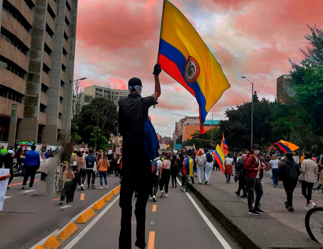 Colombia en alerta roja|Cifras de violencia homicida|Bolillo, Dios y Patria|Silencio oficial|Uniformado|||