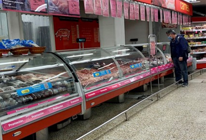 Sección de productos cárnicos en supermercado de Bogotá