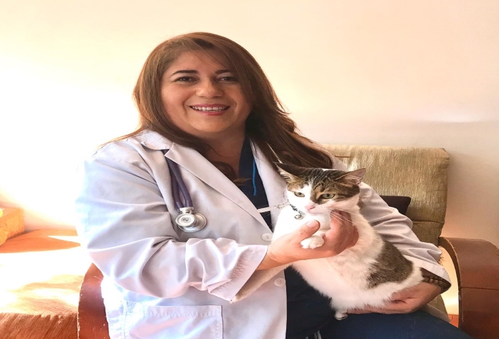 Dra. Angélica Gallego y su mascota Haru