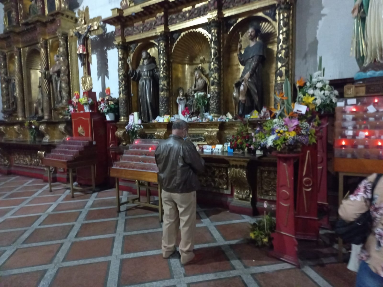 Feligrés rezando|Carlos Julio|Santa Ana y las ofrendas|||
