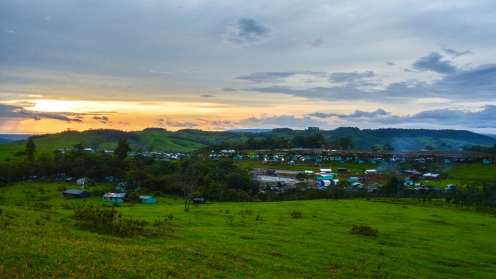 Amanecer en el ETCR Mariana P&aacute;ez de Mesetas, Meta, hace un a&ntilde;o. Foto: Juli&aacute;n R&iacute;os