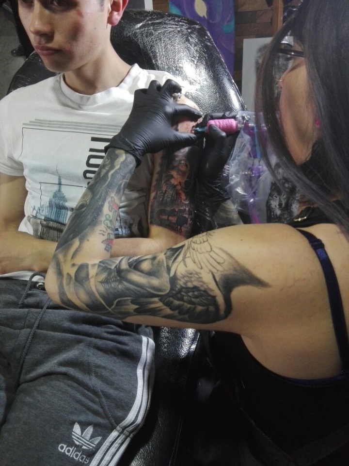 Katherine Barbosa es tatuadora en I'm tattoo y es la &uacute;nica mujer que cumple este papel en el local. Foto: Valentina Parra