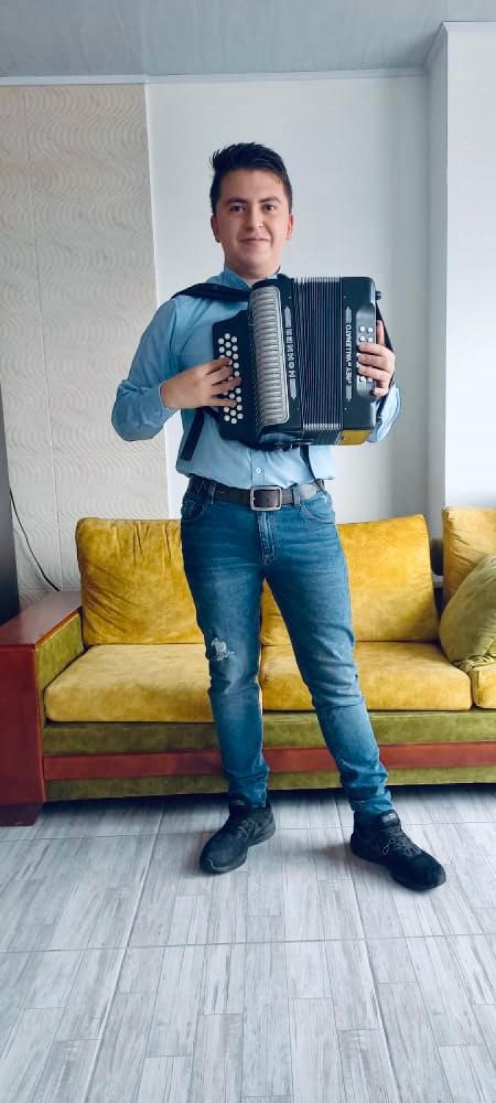 Felipe Ospina tocando acordeón