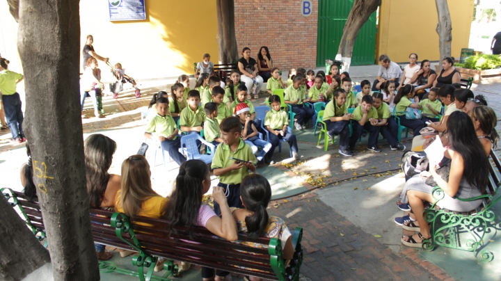 De lunes a jueves los niños, madres y abuelas se reúnen en las tardes en el Colegio Calasanz Cúcuta.