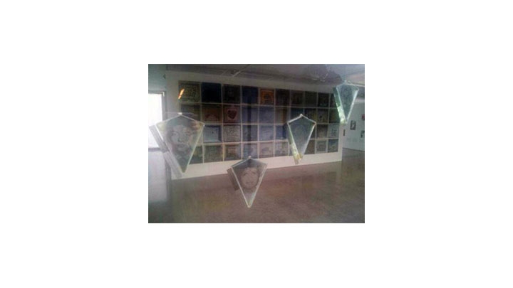 La propuesta museogr&aacute;fica aprovech&oacute; la transparencia de las im&aacute;genes para dejarlas sobre el vidrio como si estuvieran flotando en el aire. La obra inicialmente estaba concebida como una gran espiral descendente con las piezas de los rostros.