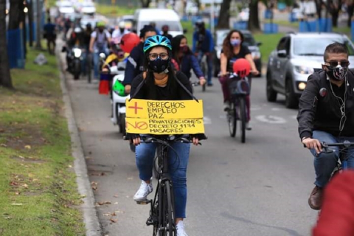 En carro, en moto, en bicicleta y hasta en patineta se movilizan los manifestantes en Bogot&aacute;.