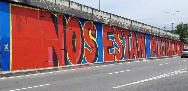 &lsquo;Nos est&aacute;n matando&rsquo; se encuentra ubicado en el costado del puente San Mateo frente a Makro, fue uno de los murales que se vio afectado por la censura y fue restaurado