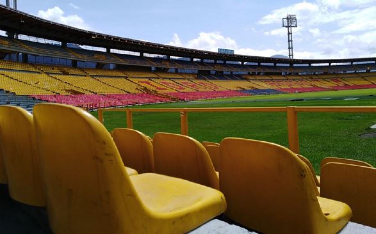 “No hay nada menos vacío que un estadio vacío. No hay nada menos mudo que las gradas sin nadie”. Eduardo Galeano.|||
