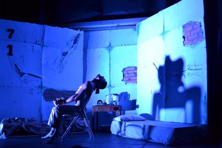 El uso de colores, sombras y movimientos caracterizan los lenguajes no verbales de la obra de Gonz&aacute;lez. Foto: Cortes&iacute;a de La Guache Teatro