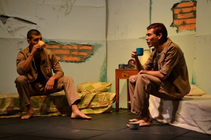 Una celda, dos colchones y una mesa son los elementos que dieron vida a las historias de Manuel Puig. Foto: Cortes&iacute;a de La Guache Teatro