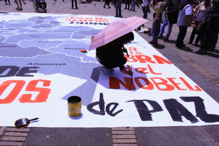 Durante la jornada en la Plaza de Bolivar, algunas personas protestaron contra la violencia a través de carteles y performances artísticos. Foto: María Paula Parada