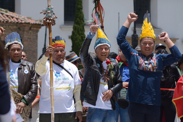 Representantes de comunidades indígenas hicieron presencia en el Parque Santander. Foto: Sergio Daza