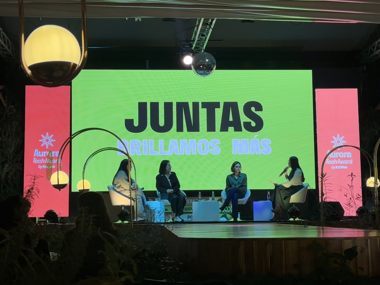 Conversatorio en el Aurora Tech Award|||