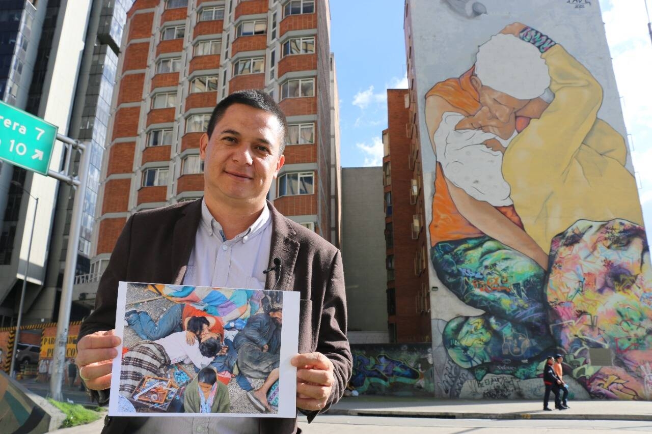 El fotoperiodista Héctor Fabio Zamora es el autor de la foto que inspiró el mural de &#039;El beso de los invisbles&#039;, en el centro de Bogotá.|||
