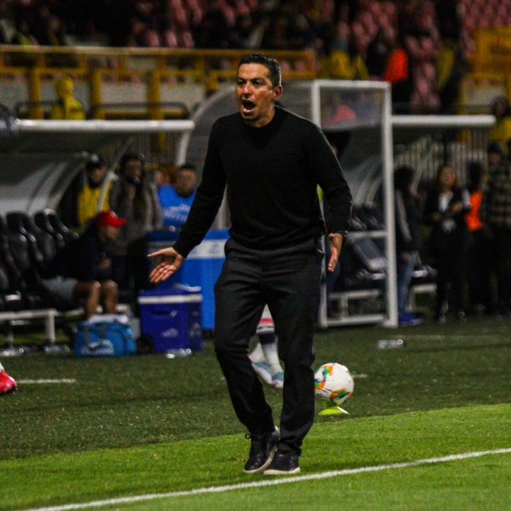 El técnico de Fortaleza Sebastián Oliveros fue expulsado por un reclamo aireado